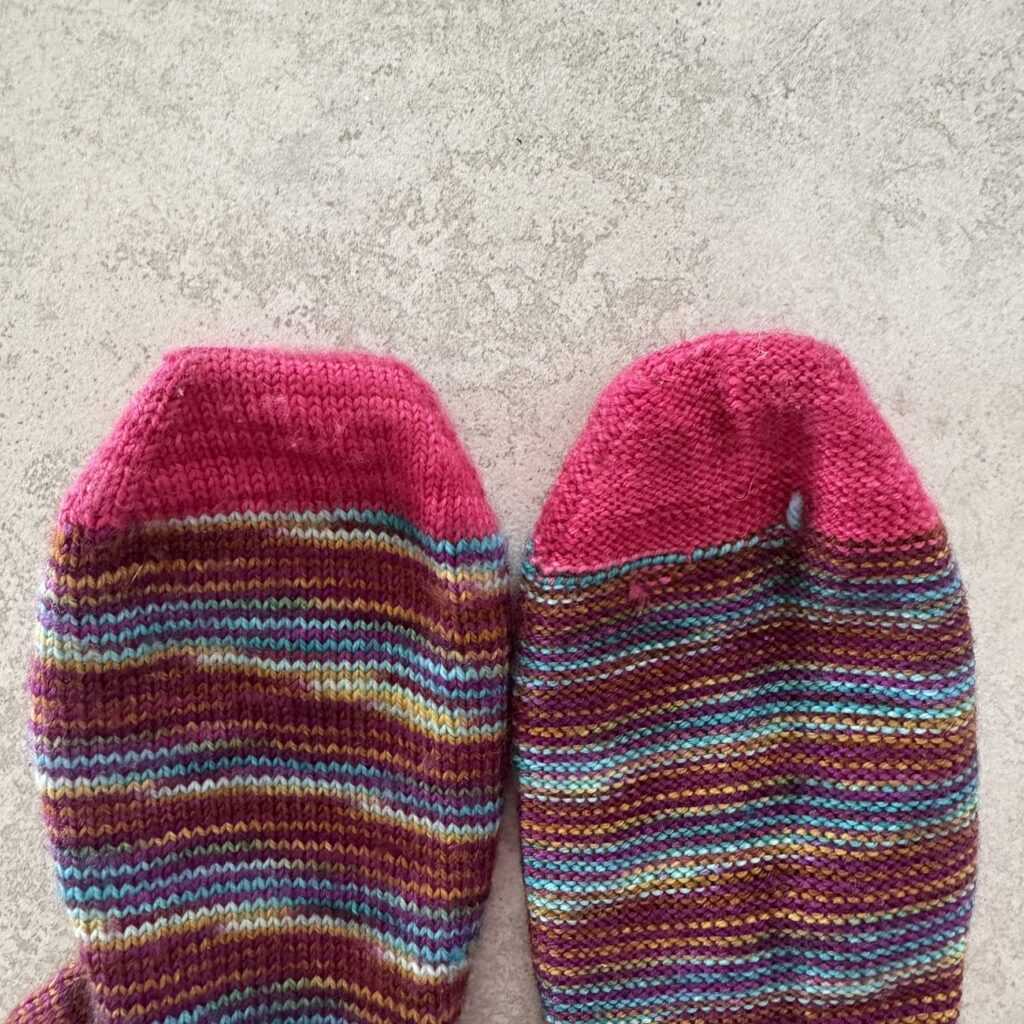 Skarpetki zszyte ściegiem dziewiarskim.