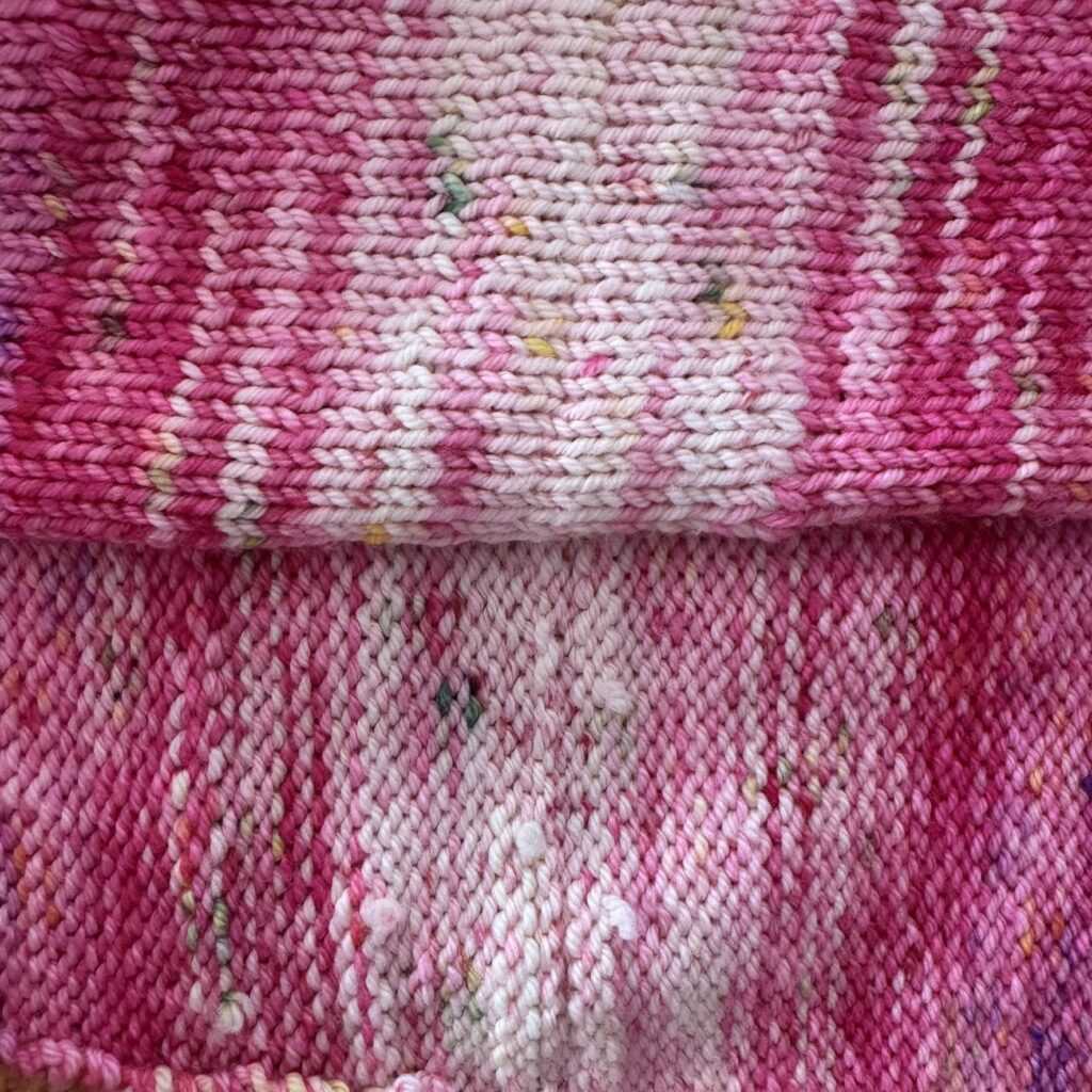 Sweter zszyty ściegiem dziewiarskim.