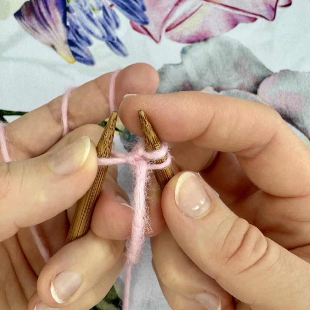 Narzucone oczka na kwiecistym tle.