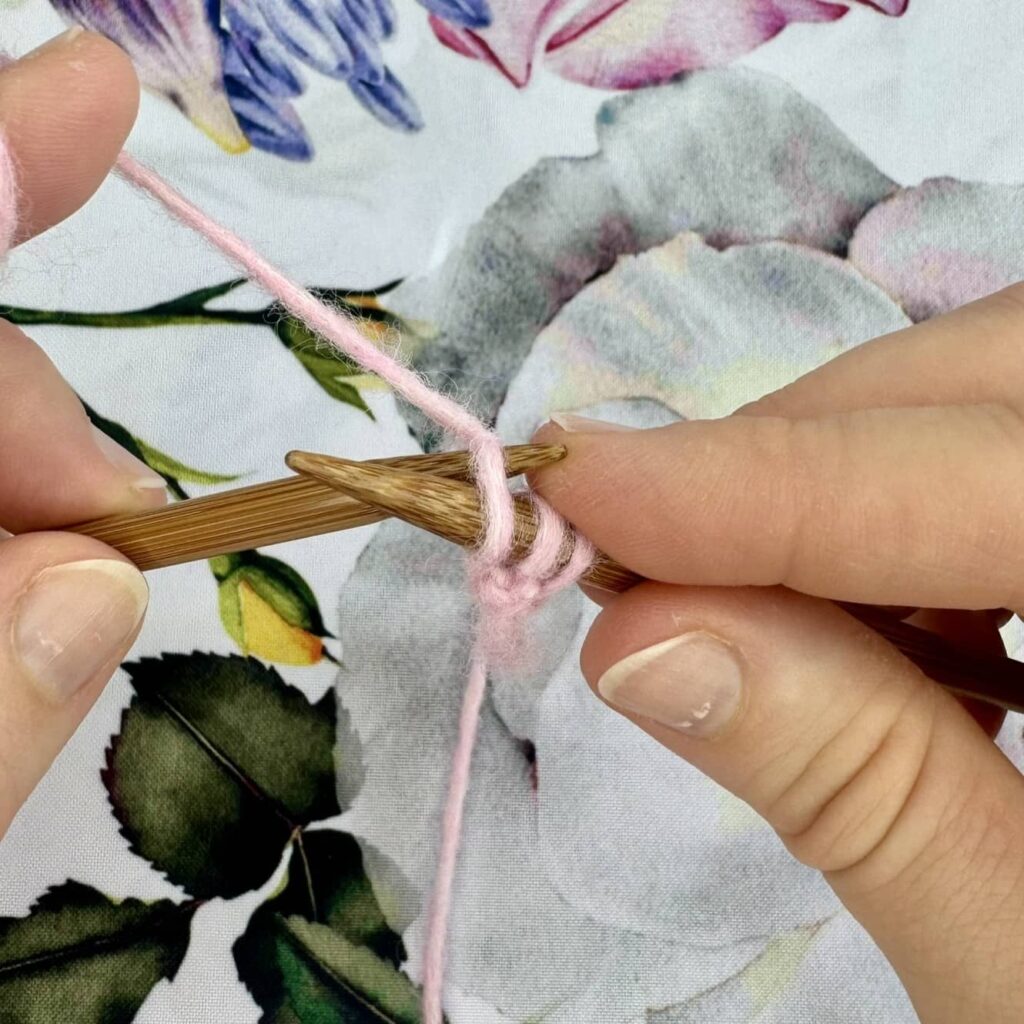 Narzucone oczka na kwiecistym tle.