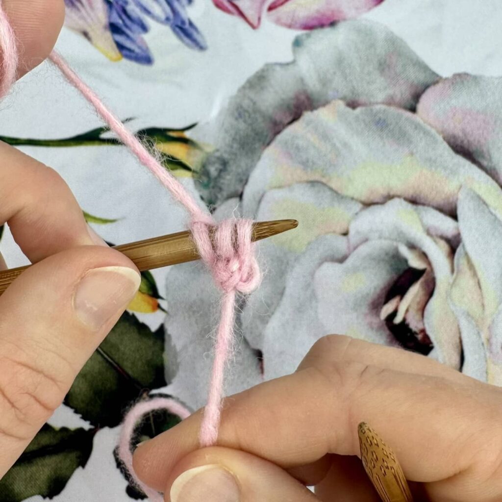 Narzucone oczka na kwiecistym tle.