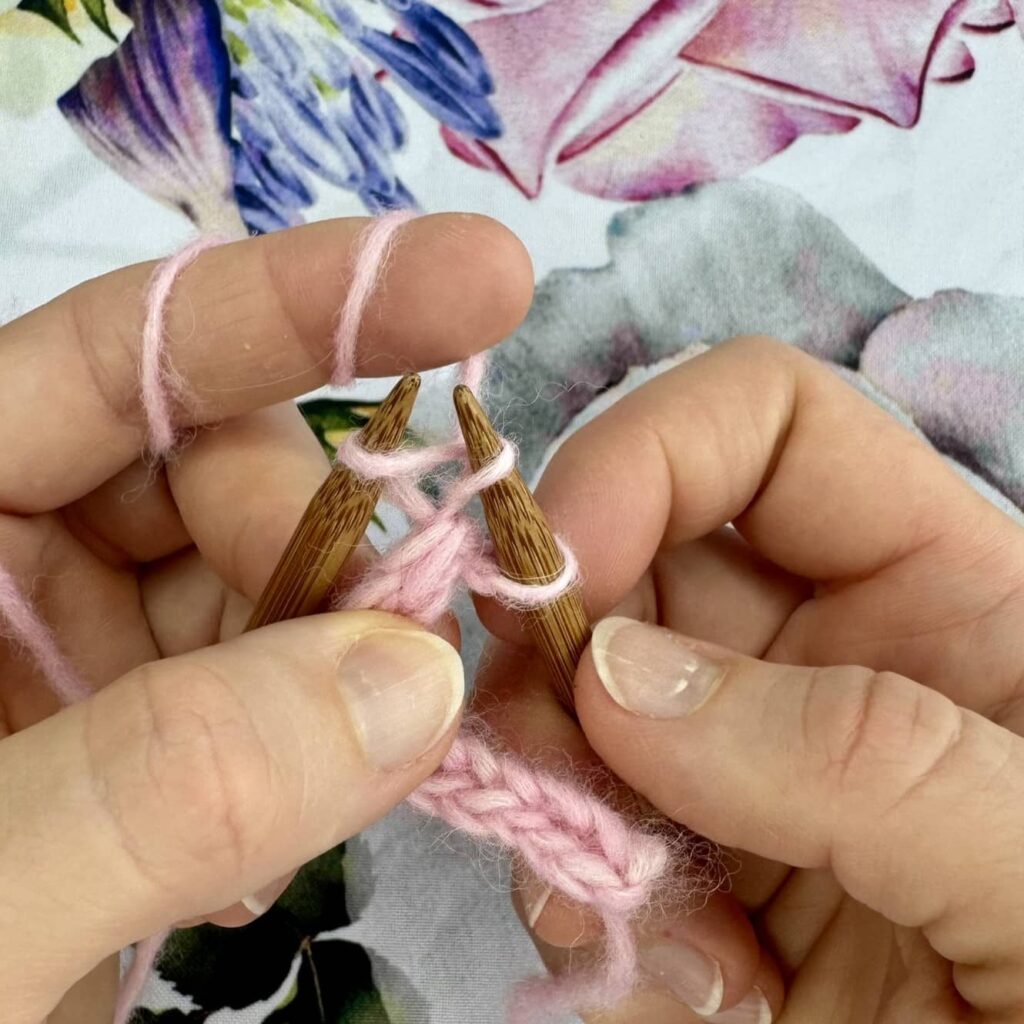 Narzucone oczka na kwiecistym tle.