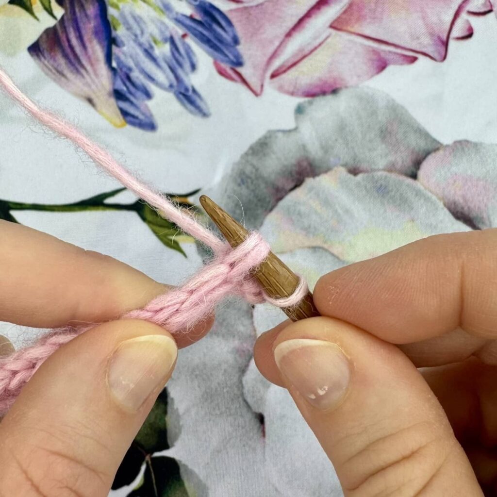 Narzucone oczka na kwiecistym tle.