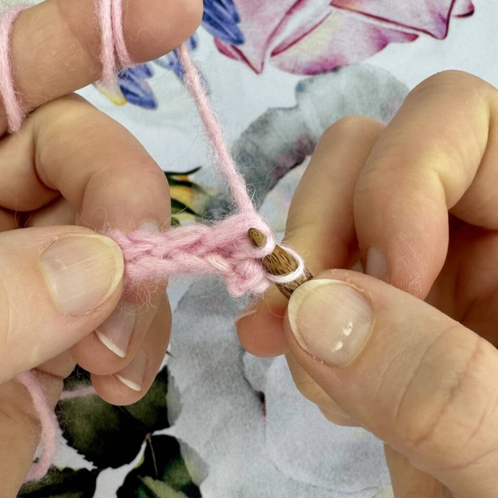 Narzucone oczka na kwiecistym tle.