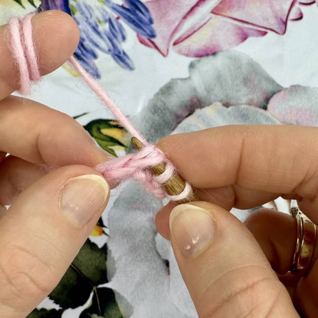 Narzucone oczka na kwiecistym tle.