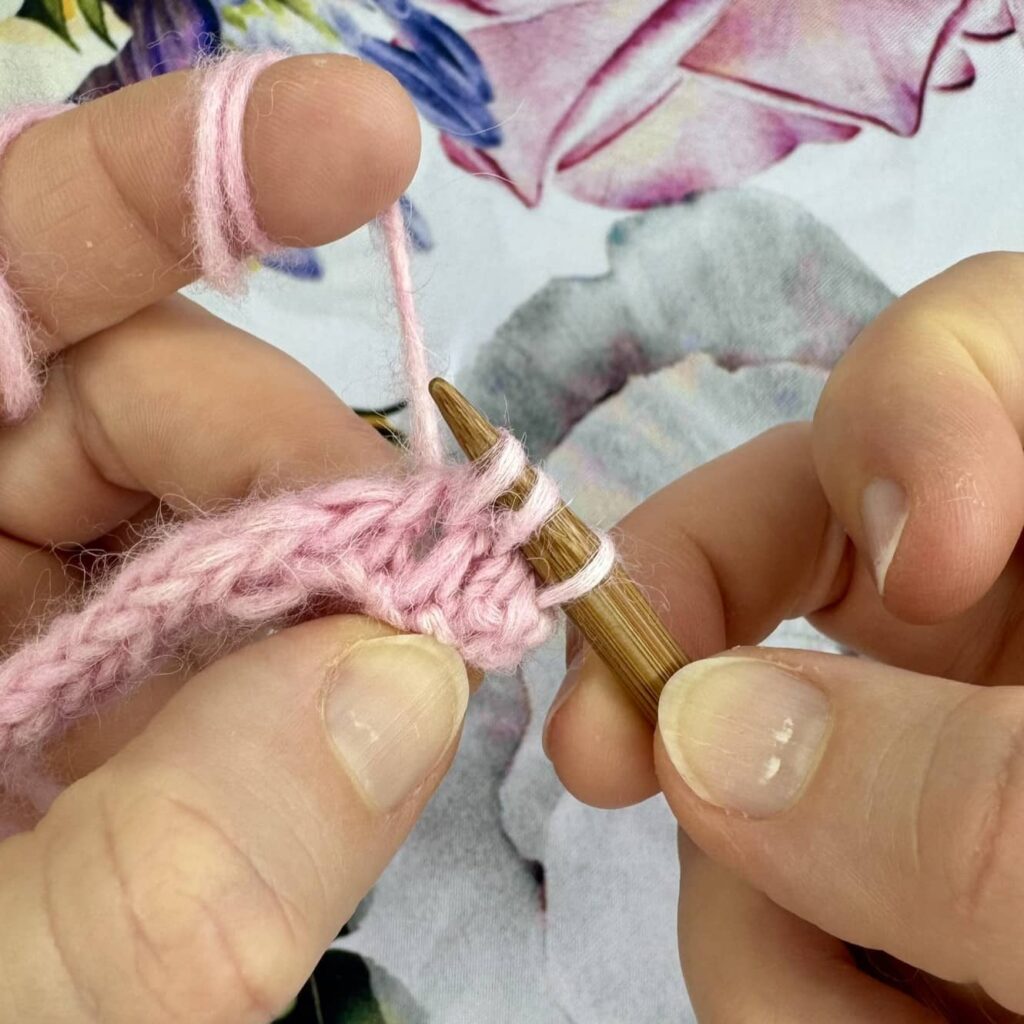 Narzucone oczka na kwiecistym tle.