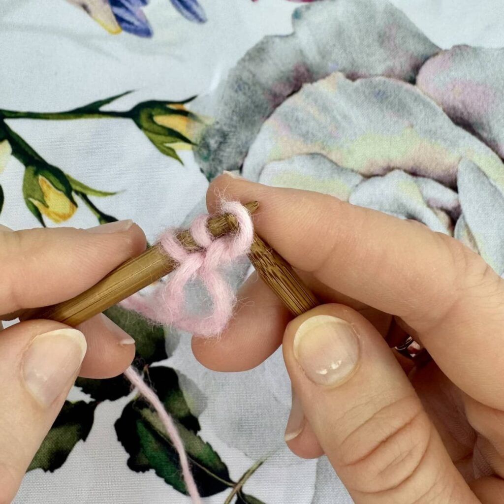 Narzucone oczka na kwiecistym tle.