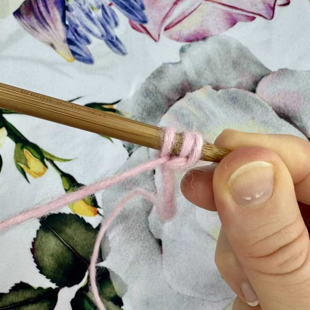 Narzucone oczka na kwiecistym tle.