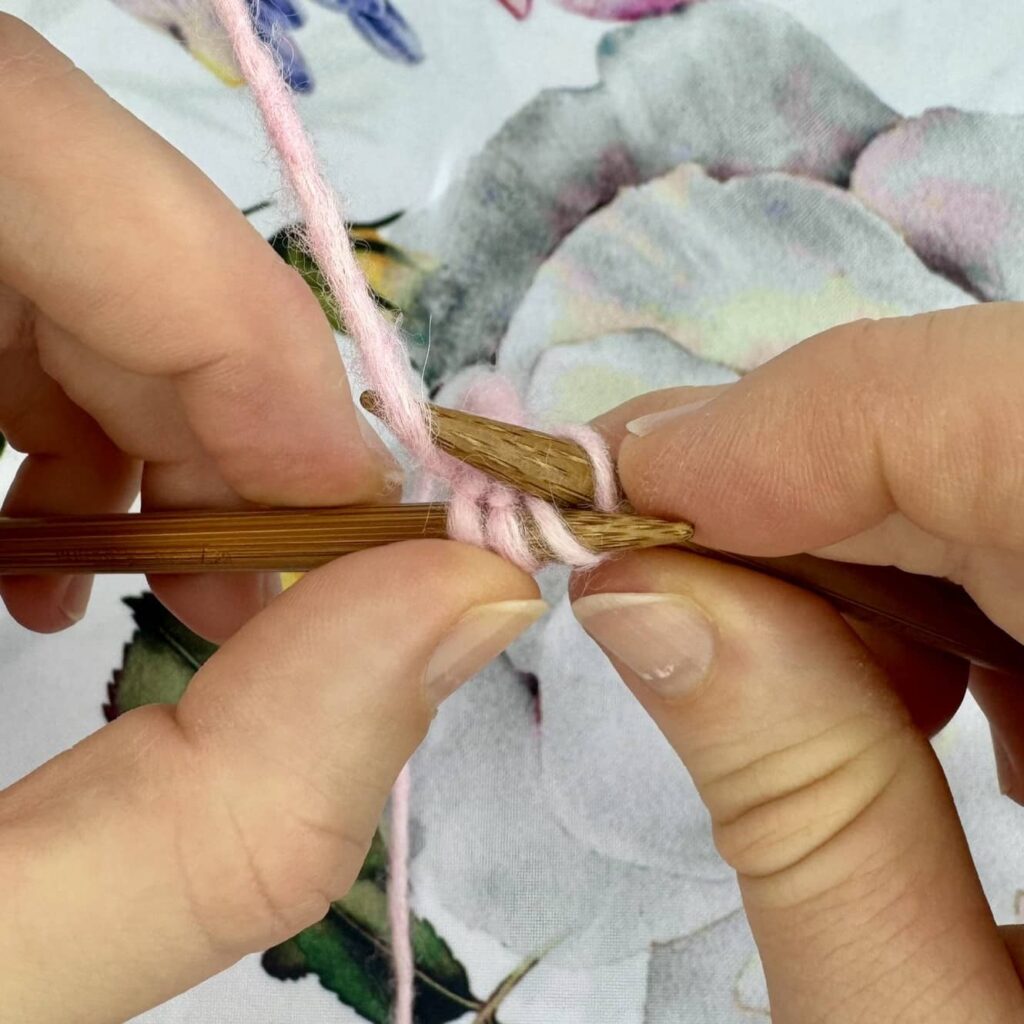 Narzucone oczka na kwiecistym tle.