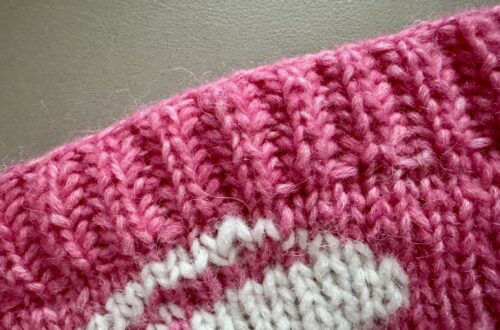 Ścieg patentowy w kolorze cukierkowego różu.